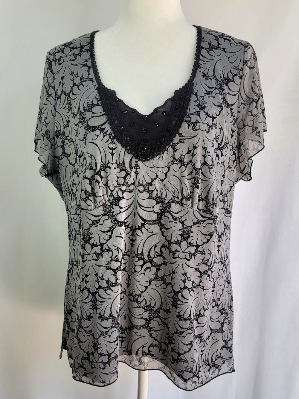 APT. 9 Woman Black & Gray V-Neck Cap Sleeve Top Size 1X with Sequin Bead Detail